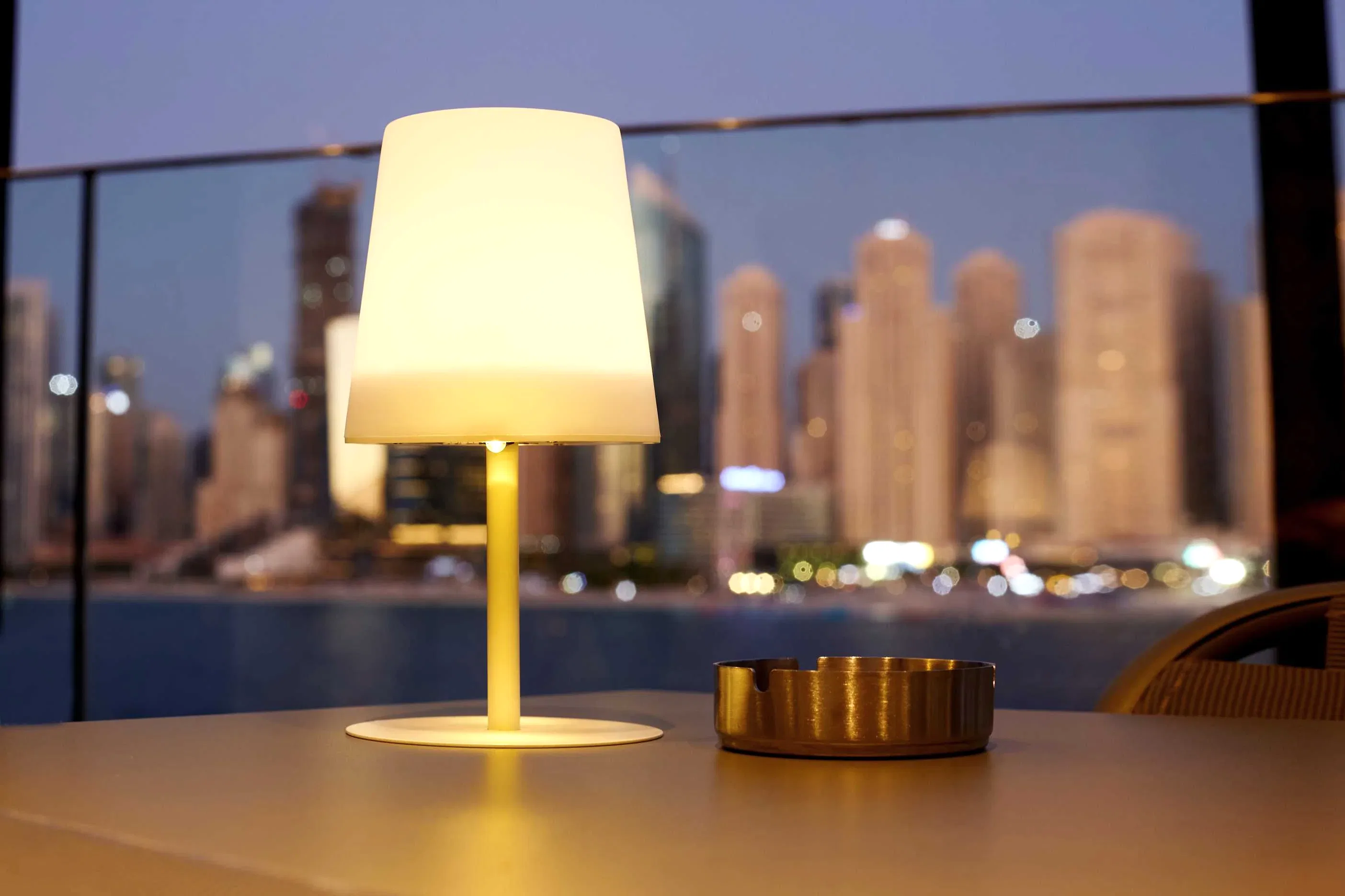 Şarjlı Aydınlatmalar ile Bahçenizde Kesintisiz Işık