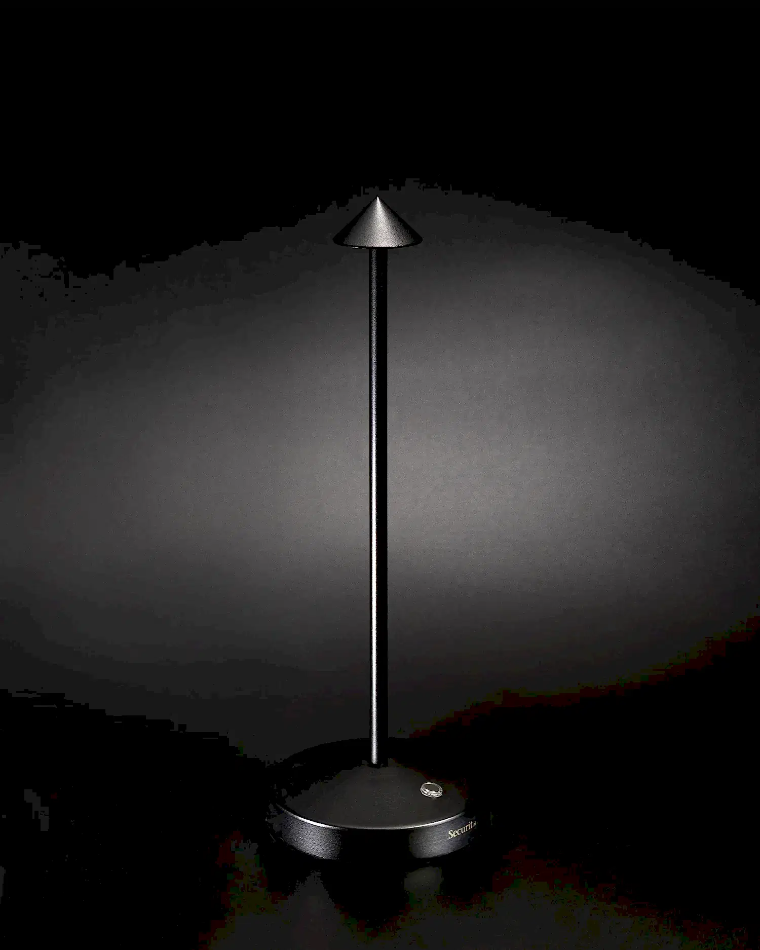 Angelina Minimal Şarjlı Masa Lambası – Siyah