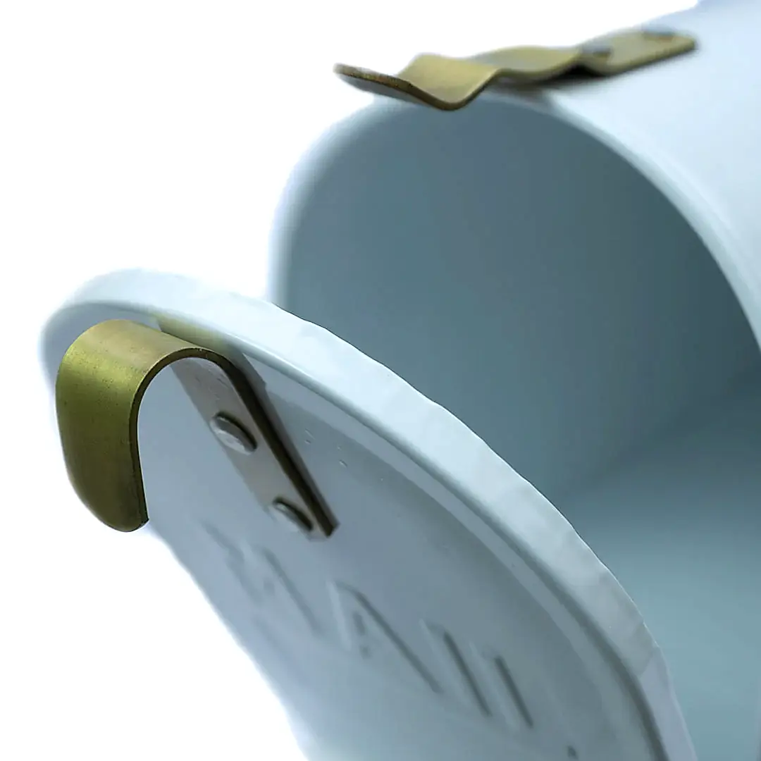 Dekoratif Beyaz Boyalı Bayraklı Posta Kutusu